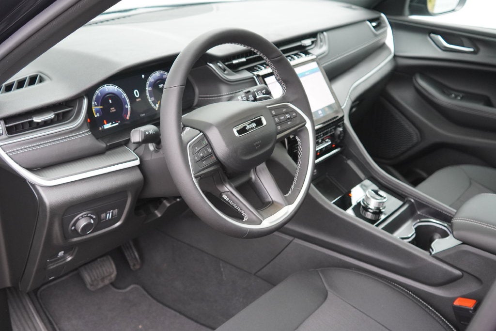 2027 Jeep Grand Cherokee GRAND CHEROKEE LAREDO X 4X4