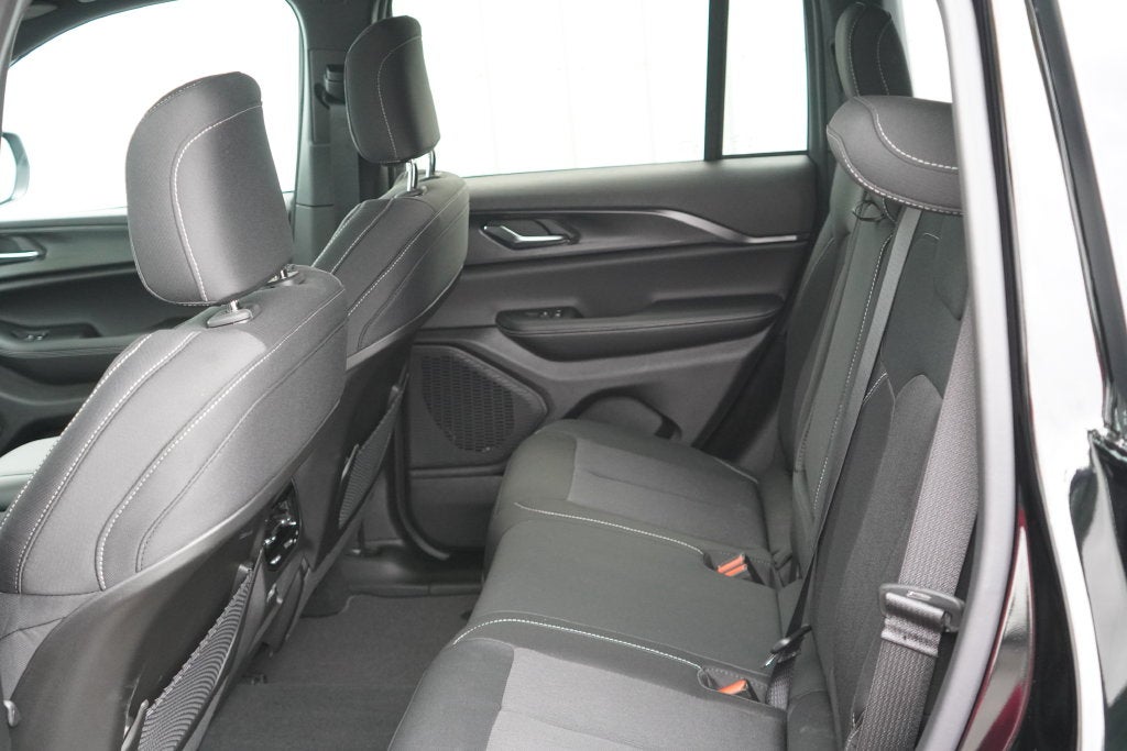 2027 Jeep Grand Cherokee GRAND CHEROKEE LAREDO X 4X4