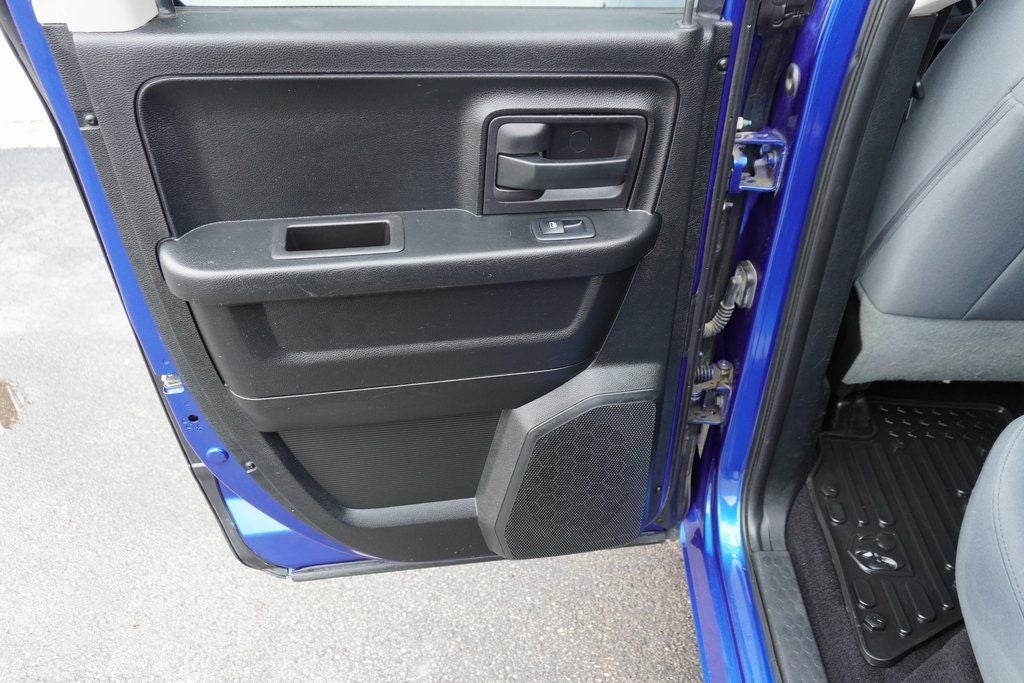 2017 RAM 1500 Express Quad Cab 4x4 6'4' Box