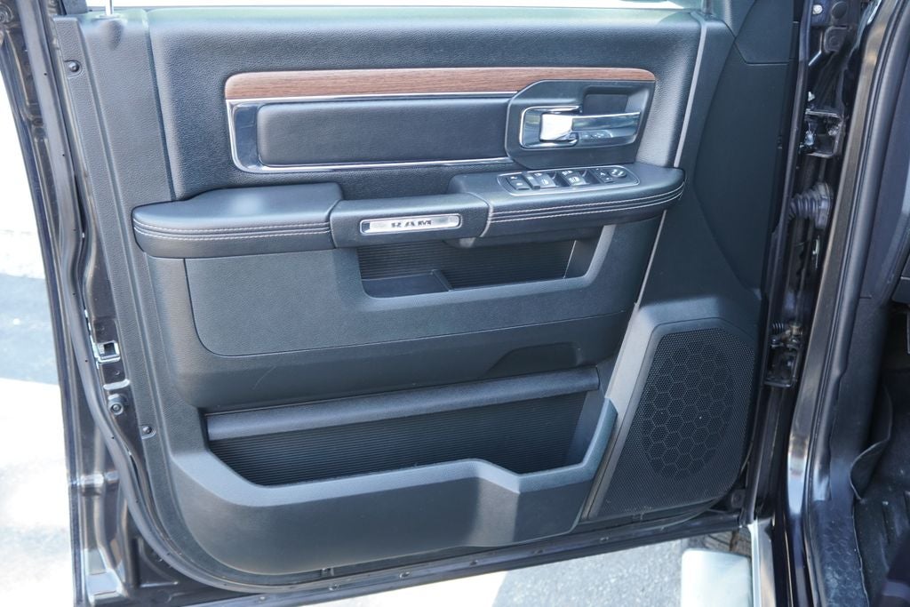 2017 RAM 1500 Laramie Crew Cab 4x4 5'7' Box