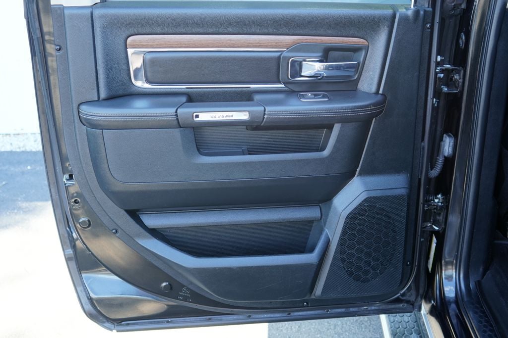 2017 RAM 1500 Laramie Crew Cab 4x4 5'7' Box