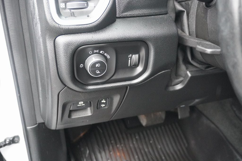 2021 RAM 1500 Big Horn Crew Cab 4x4 5'7' Box