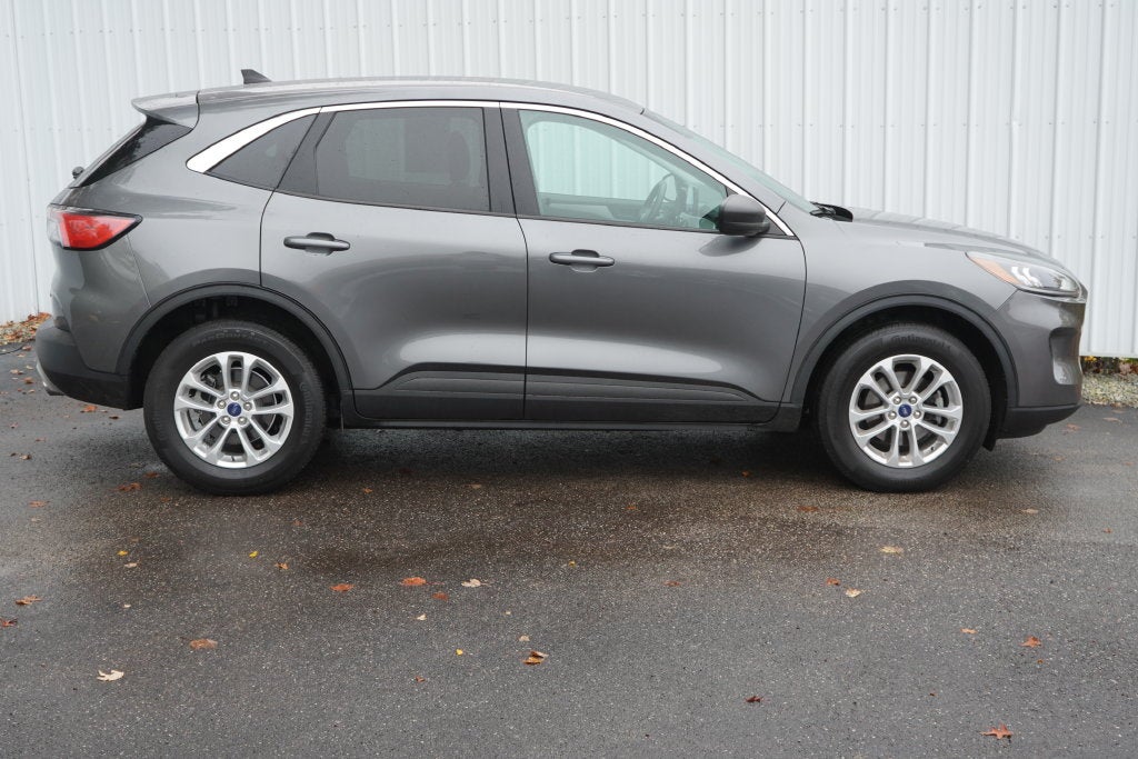 Used 2022 Ford Escape SE with VIN 1FMCU9G64NUB69661 for sale in Ravenna, OH