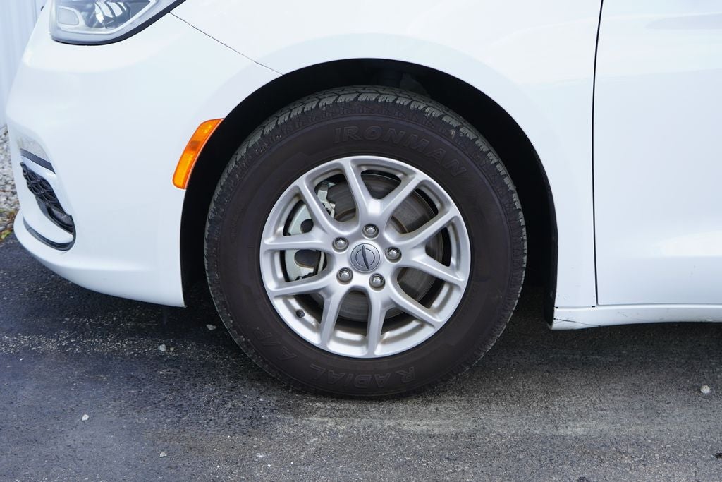2025 Chrysler Pacifica Select
