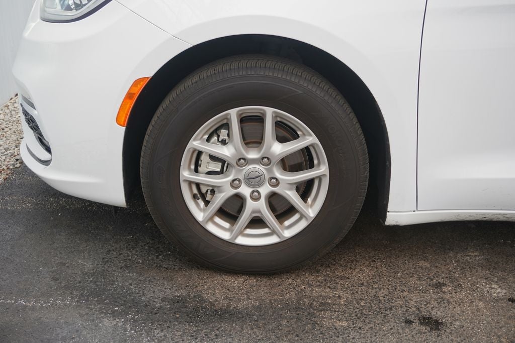 2025 Chrysler Pacifica Select