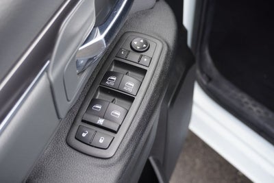 2022 RAM 1500 Classic SLT Crew Cab 4x4 5'7' Box