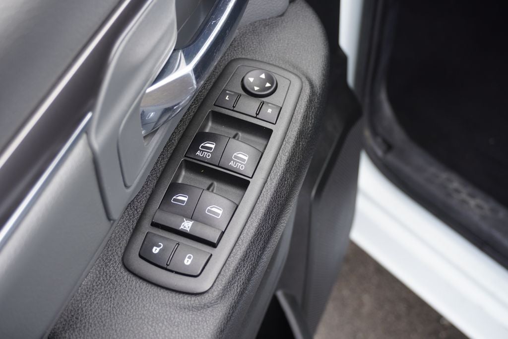 2022 RAM 1500 Classic SLT Crew Cab 4x4 5'7' Box