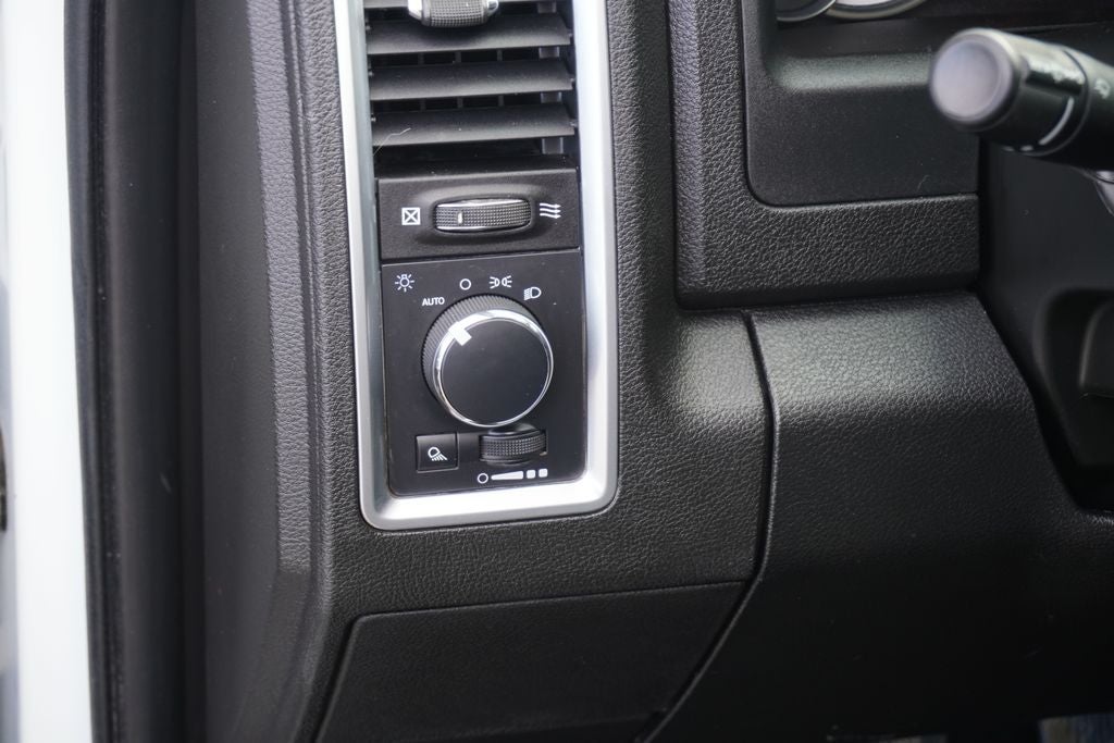 2022 RAM 1500 Classic SLT Crew Cab 4x4 5'7' Box