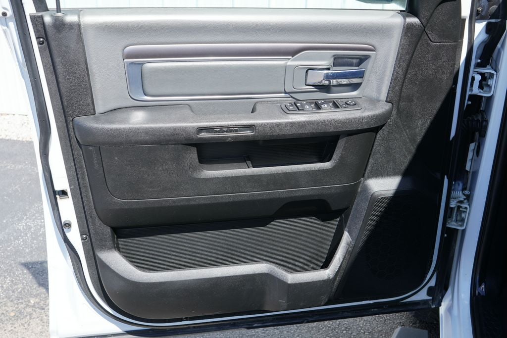 2022 RAM 1500 Classic SLT Crew Cab 4x4 5'7' Box