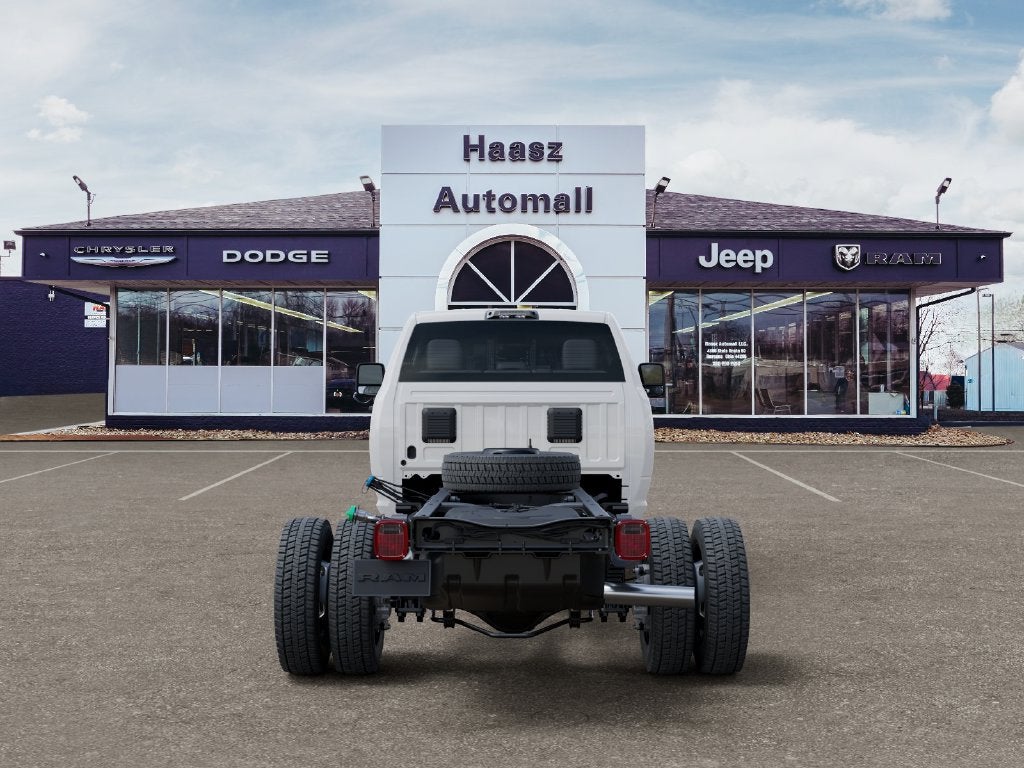 2027 RAM Ram 5500 Chassis Cab RAM 5500 TRADESMAN CHASSIS CREW CAB 4X4 84' CA