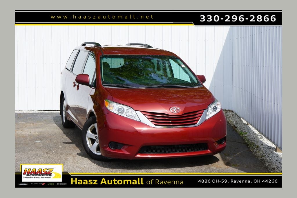 2017 Toyota Sienna LE V6 7-Passenger Access Seat's photo