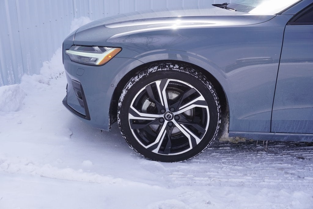 2024 Volvo S60 B5 Plus Dark Theme