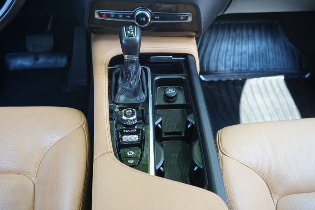 2019 Volvo XC90 T6 Momentum